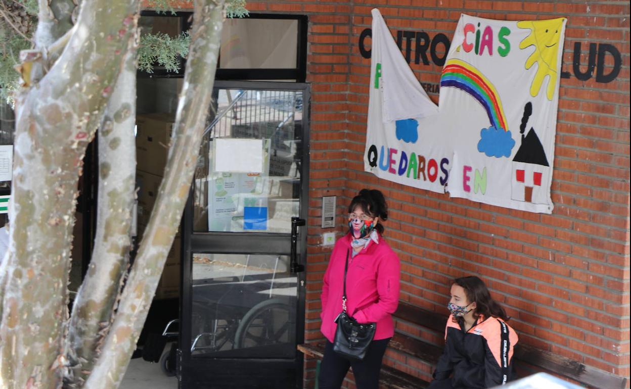 Ciudadanos esperando a las puertas del centro de salud de Puente de Domingo Flórez.