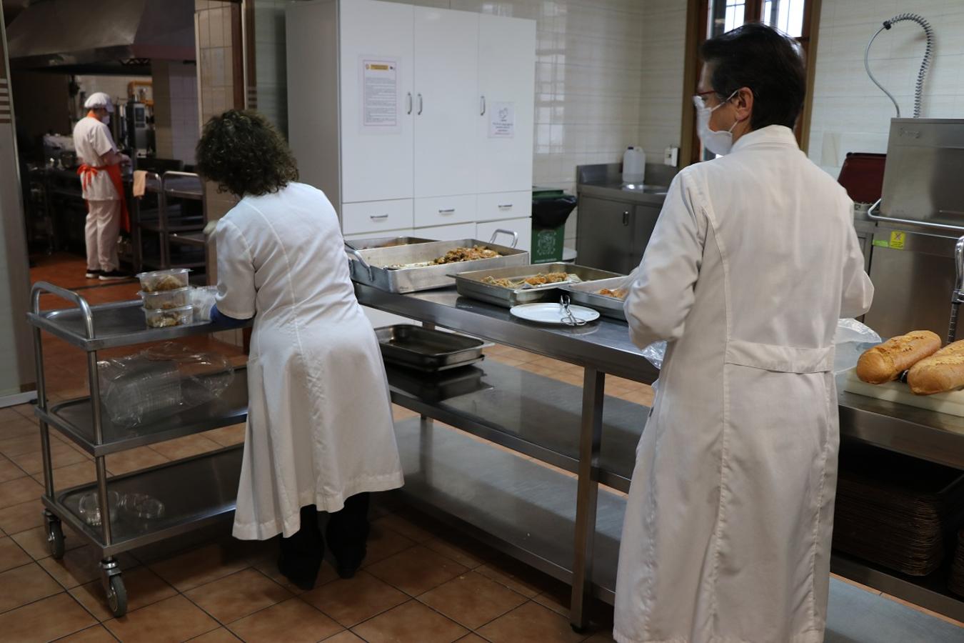 Preparación de la comida en el comedor de la Asociación Leonesa de Caridad