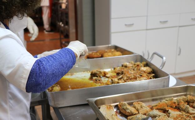 Preparación de las comidas en el comedor de la Asociación Leonesa de Caridad