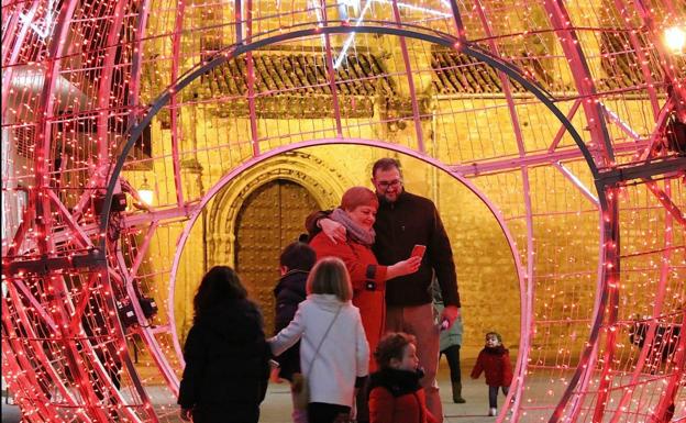 Bola de grandes dimensiones instalada en otras ciudades de España, similar a la que podría llegar a León.