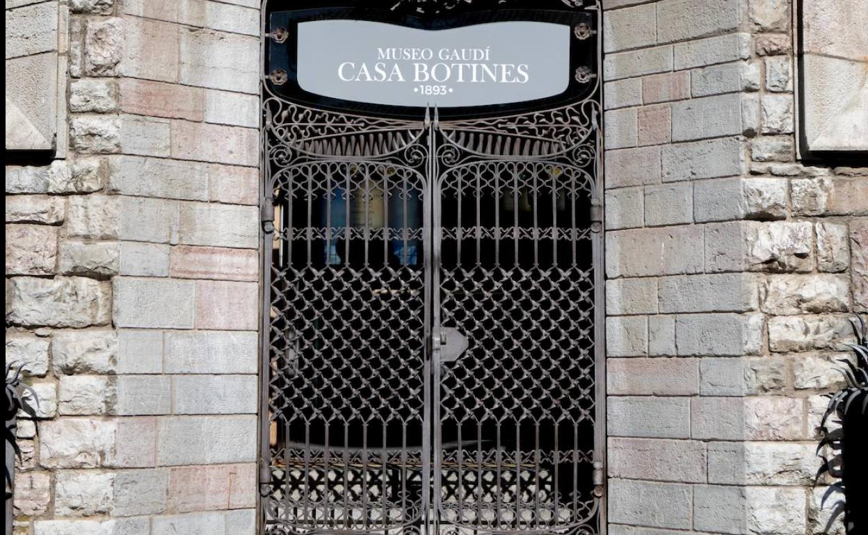 Puerta del Museo Casa Botines Gaudí.