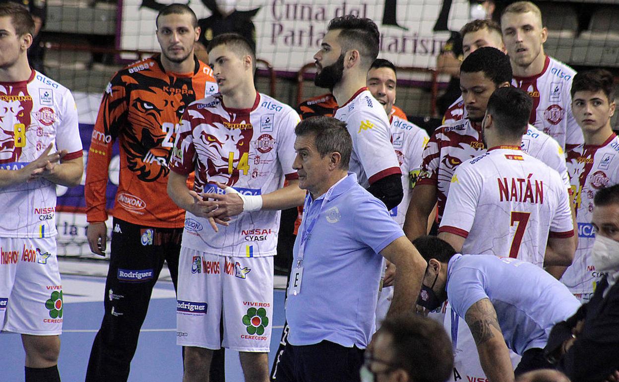 Manolo Cadenas, junto a sus jugadores durante un partido.