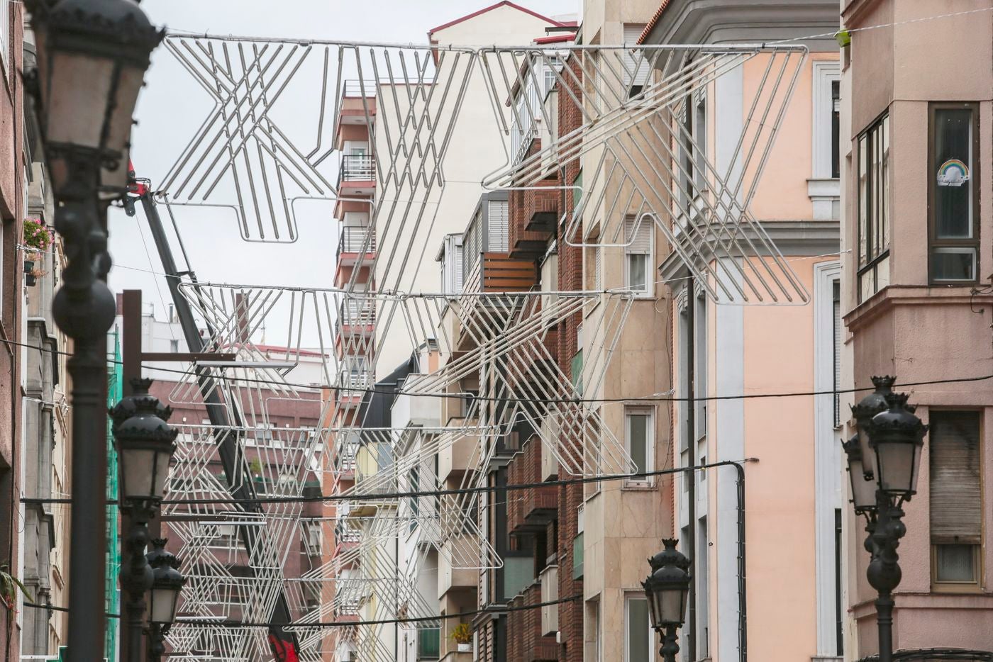 León comienza la instalación de la iluminación navideña. Pese a tratarse de la Navidad más extraña más de 250.000 puntos de luz servirán para dar color a la ciudad en una de las fechas más entrañables del año. 