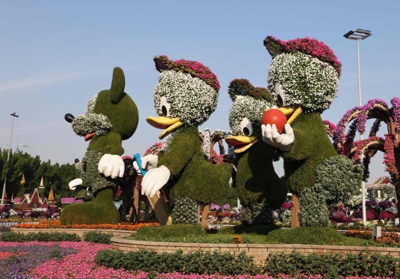 El Dubai Miracle Garden, el jardín de flores más grande del mundo, es el hogar de gigantes estructuras y millones de variedades de flores y plantas. Allí habitan enormes gatos, aviones que parecen hechos a escala real, caballos que multiplican su tamaño o gigantes elefantes. Y todas estas construcciones tienen en común que están realizadas con flores y plantas. 