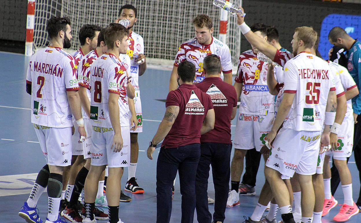 Manolo Cadenas, en un partido con el Abanca Ademar.