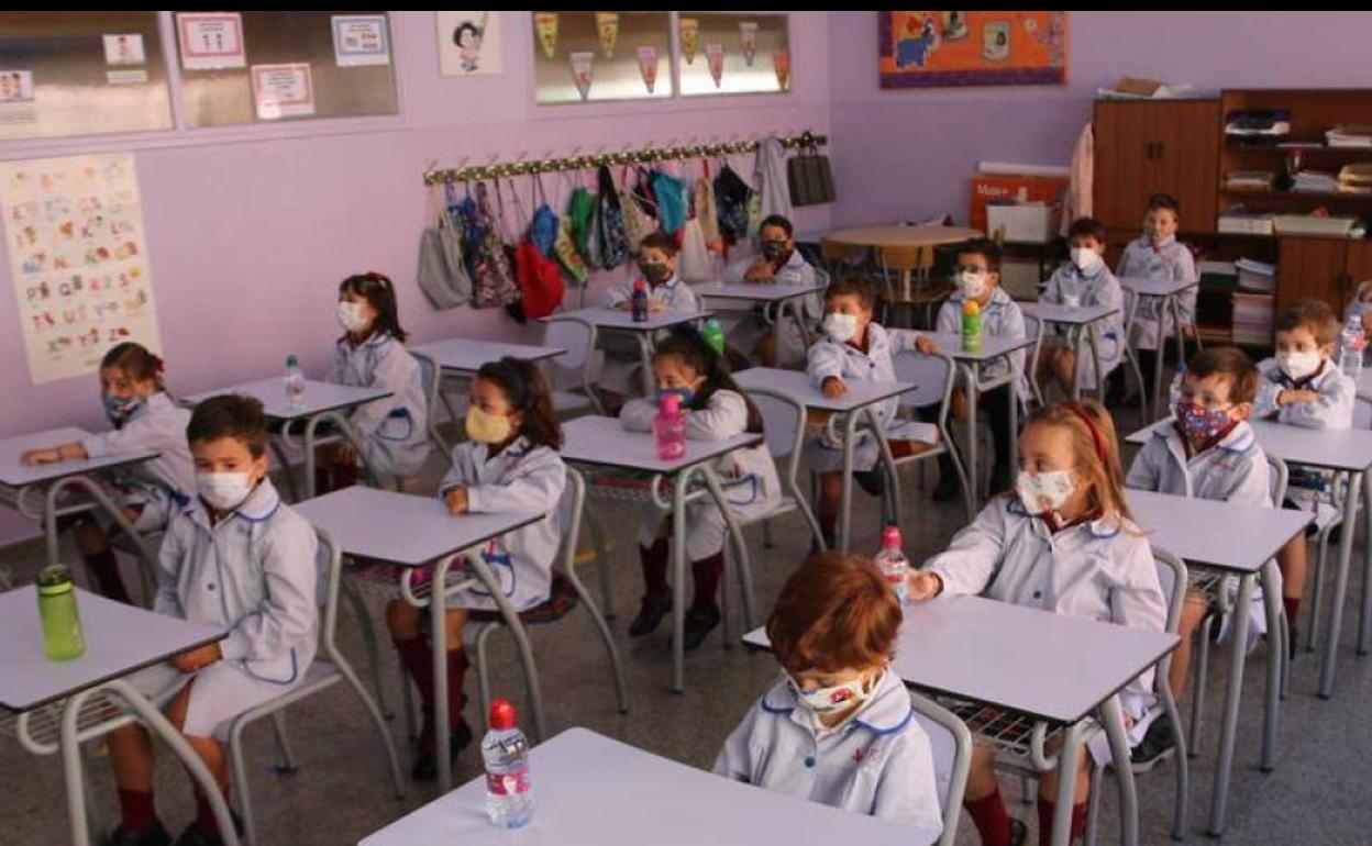Un aula con los alumnos llevando mascarillas.