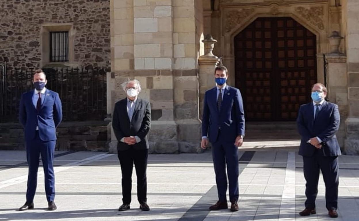 El consejero de la Presidencia, Ángel Ibáñez, visitó la ciudad de La Bañeza.