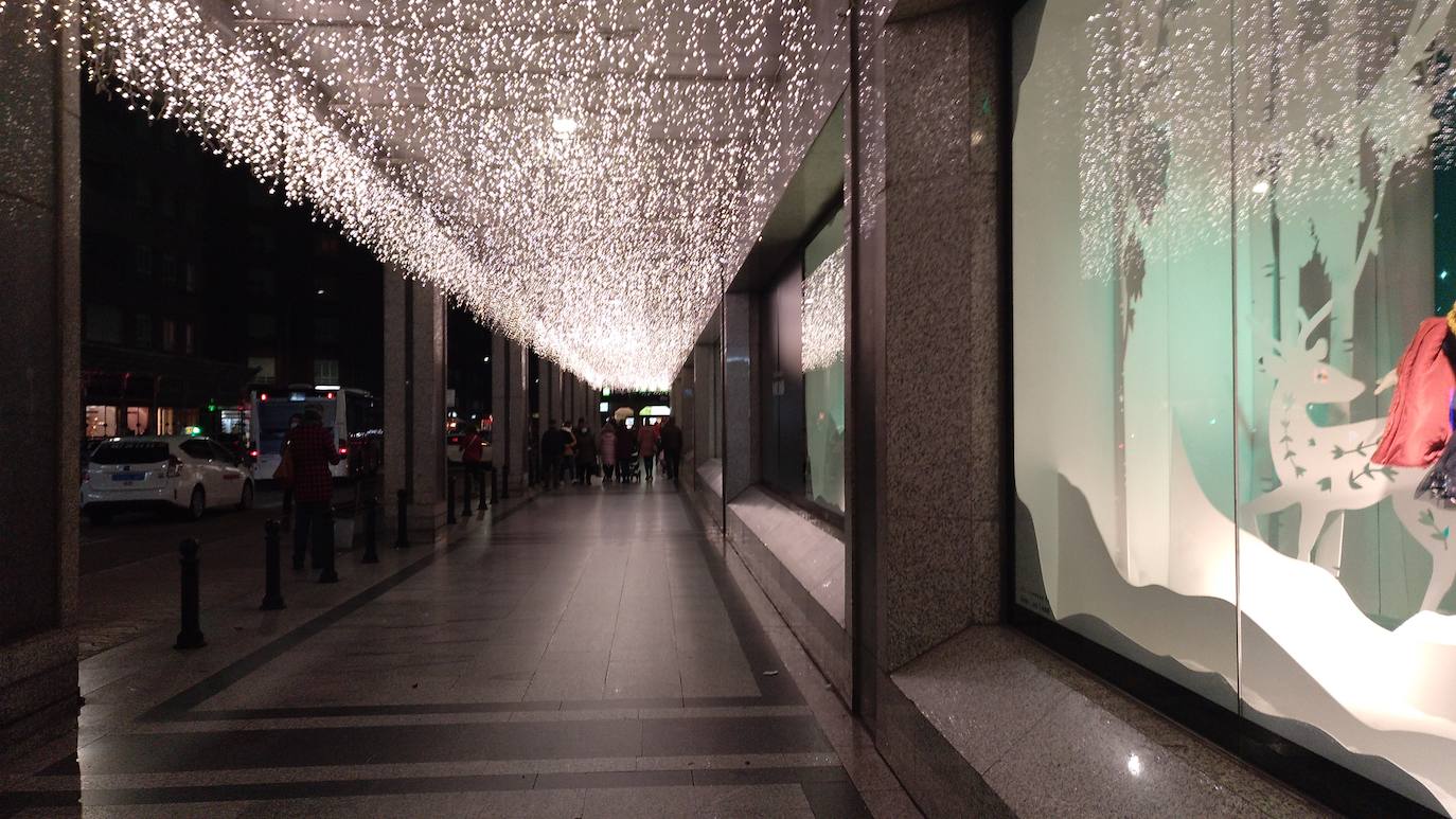 La iluminación navideña de El Corte Inglés ya luce en León. 
