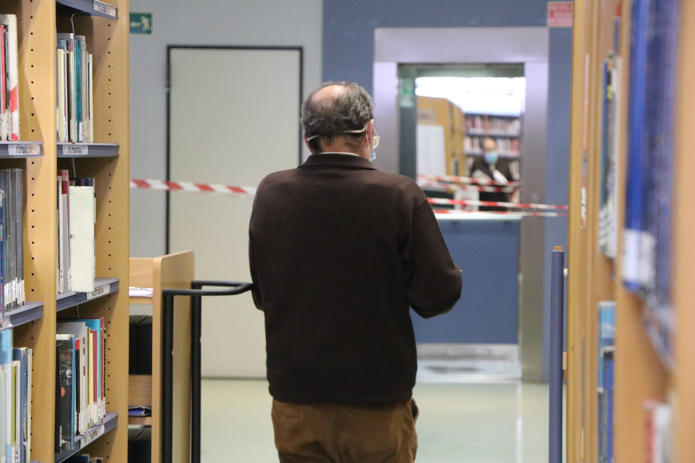 La Biblioteca Pública de León se ha adaptado con diferentes protocolos a la crisis sanitaria del coronavirus, como la cuarentena de los libros, la reducción de aforos y los libros a demanda.