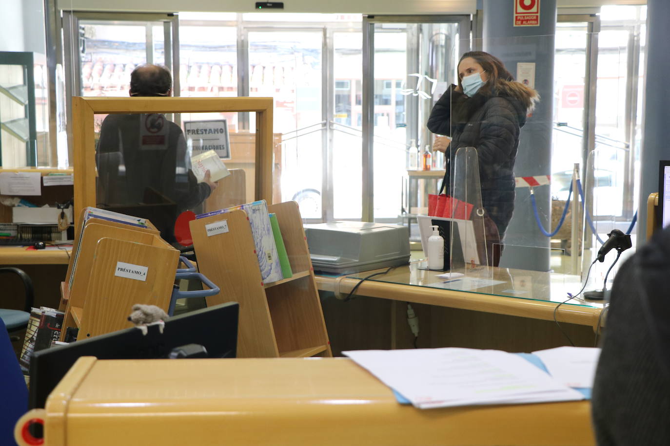 La Biblioteca Pública de León se ha adaptado con diferentes protocolos a la crisis sanitaria del coronavirus, como la cuarentena de los libros, la reducción de aforos y los libros a demanda.