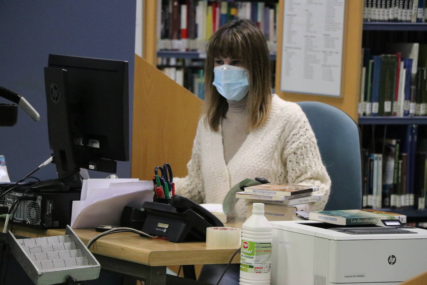 La Biblioteca Pública de León se ha adaptado con diferentes protocolos a la crisis sanitaria del coronavirus, como la cuarentena de los libros, la reducción de aforos y los libros a demanda.