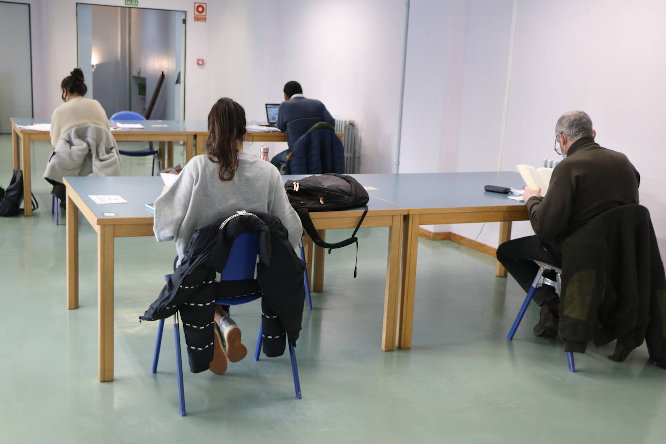 La Biblioteca Pública de León se ha adaptado con diferentes protocolos a la crisis sanitaria del coronavirus, como la cuarentena de los libros, la reducción de aforos y los libros a demanda.