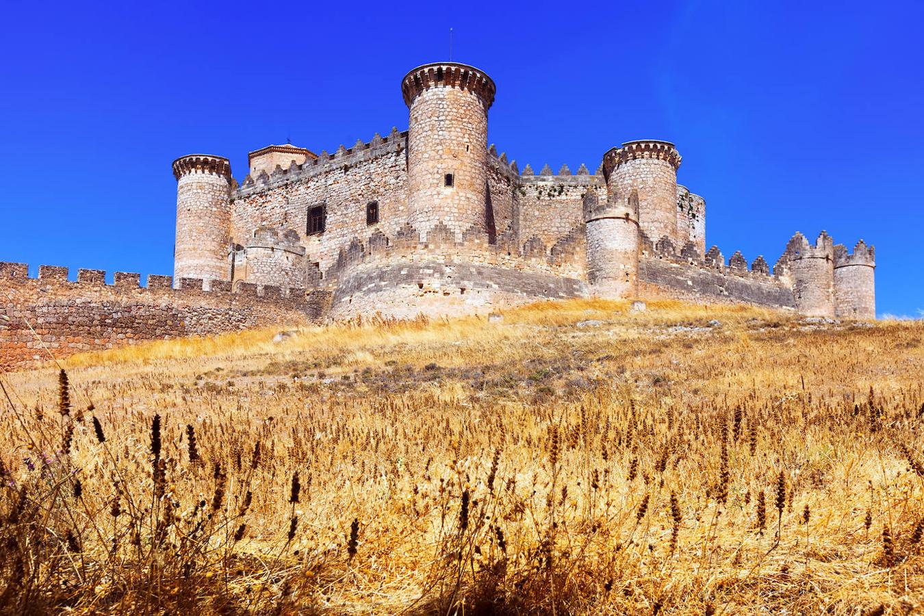 Castillo de Belmonte (España). Ubicado en la provincia de Cuenca, se trata de un castillo gótico-mudéjar, obra del Maestro Hanequín de Bruselas. Se construyó sobre el monte de San Cristóbal con una planta única.