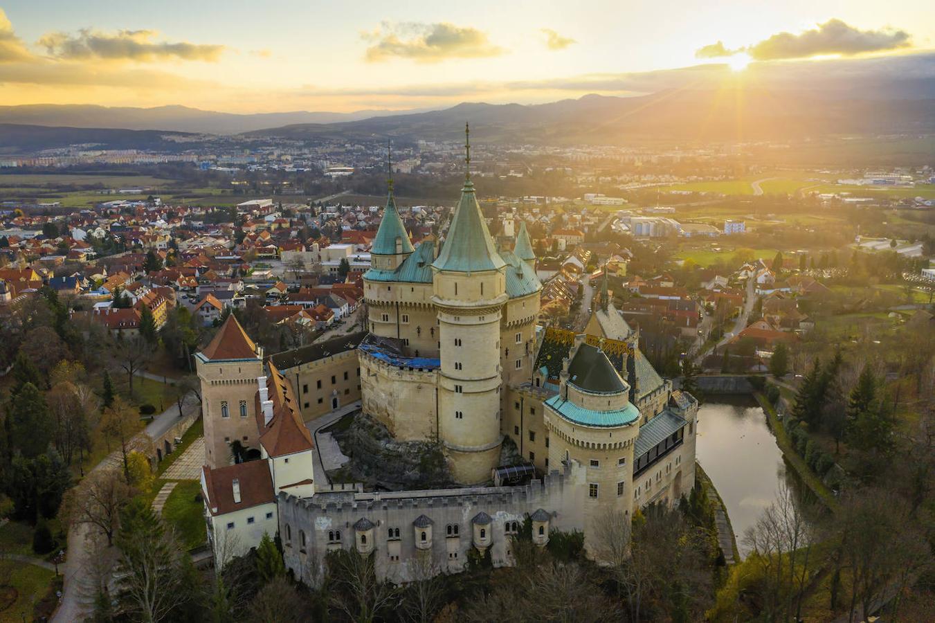 Castillo de Bojnice (Eslovaquia). Este castillo se encuentra sobre un gran montículo de mármol travertino y ha pasado por las manos de algunas de las familias húngaras más poderosas desde el siglo XI.