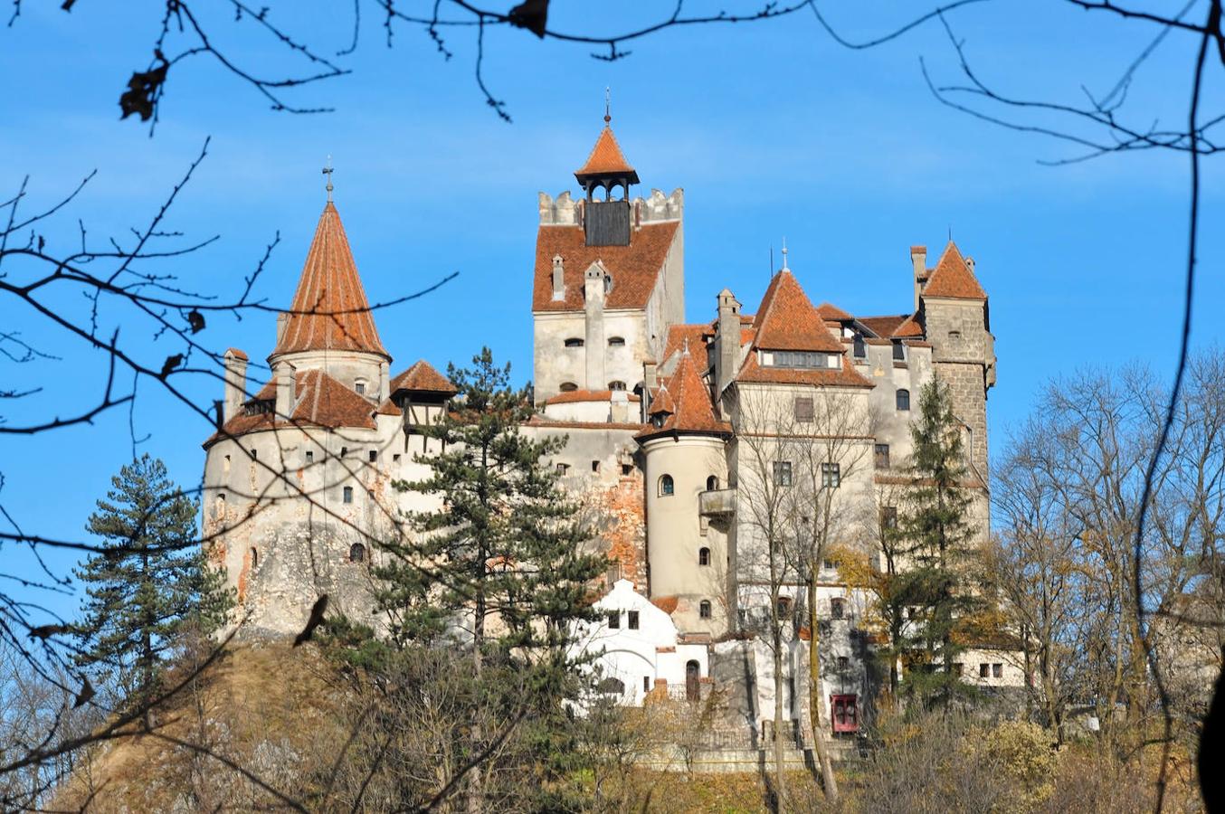 Castillo de Bran (Rumanía). Está situado a lo largo de la frontera entre Transilvania y Valaquia. Su construcción comenzó en 1212 con el fin de convertirse en una fortaleza de madera para detener el tráfico en la entrada del paso de montaña, que en ese momento era muy utilizado por los comerciantes.