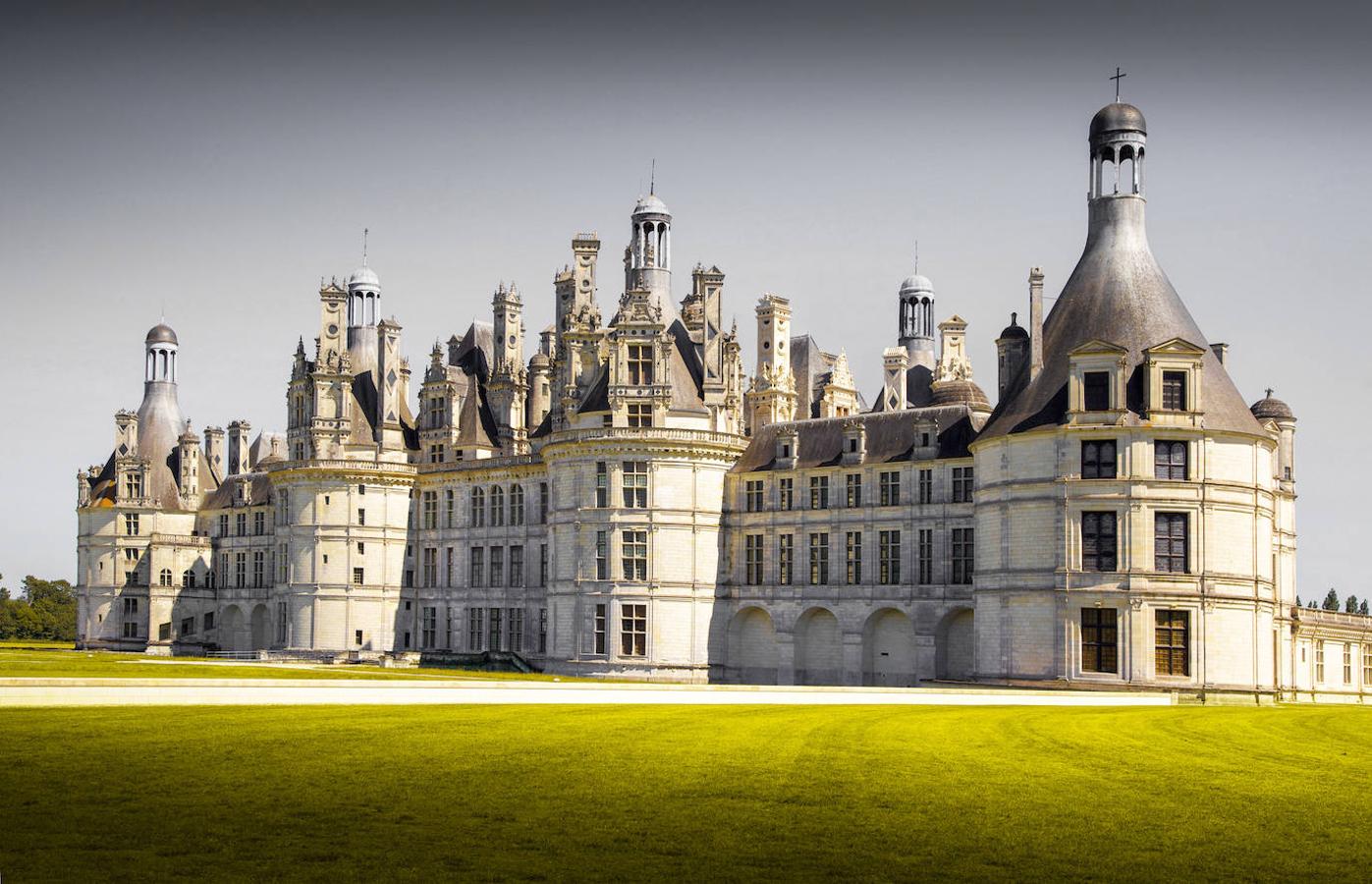 Castillo de Chambord (Francia). Es uno de los castillos más prestigiosos de Loira. Rodeado de bosques, fue construido en el siglo XVI para el rey Francisco I. Destacan la multitud de cúpulas y torreones en el techo.