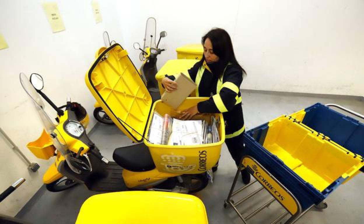 Una trabajadora de Correos prepara el envío. 