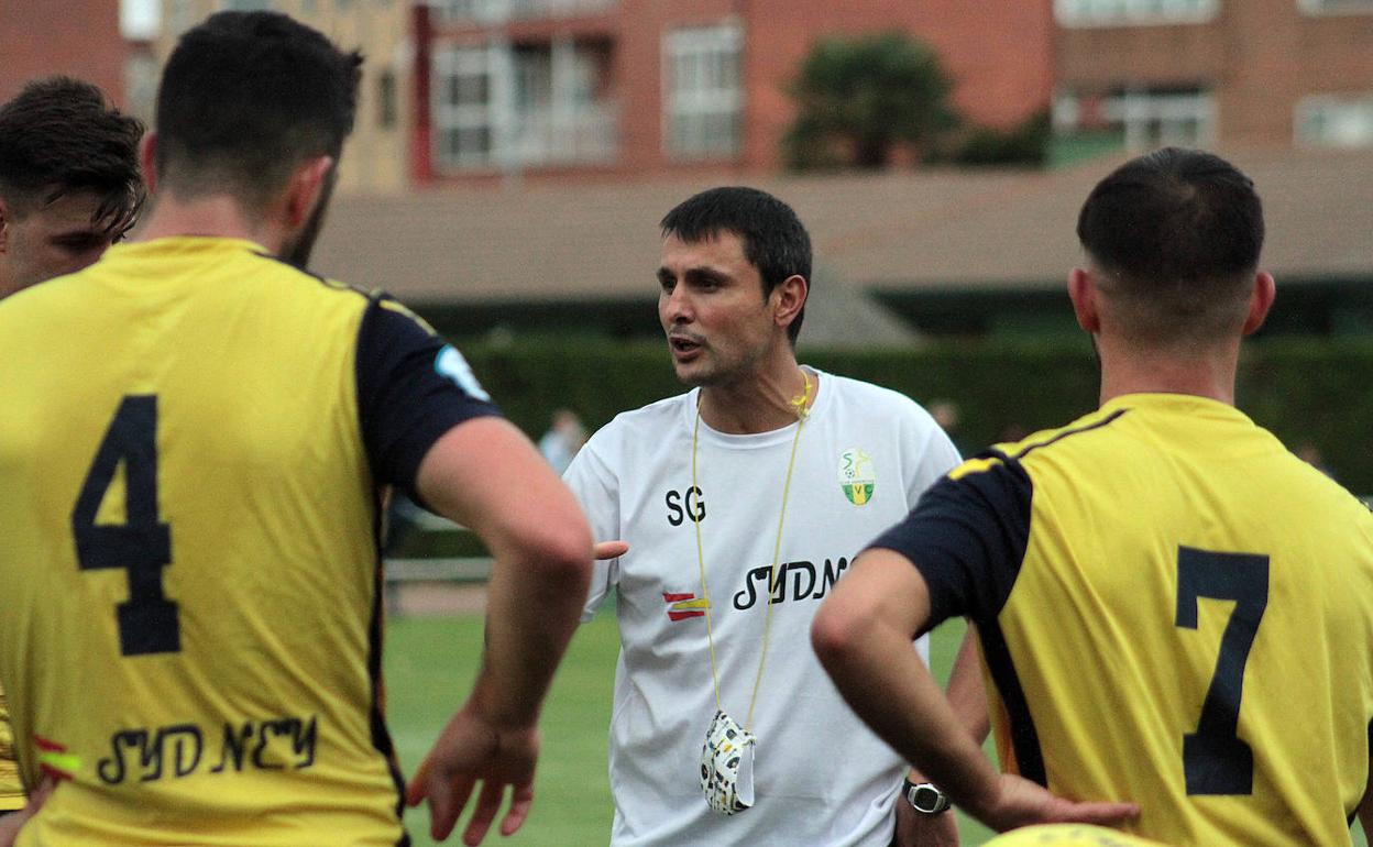 Nanín, entrenador de La Virgen, da instrucciones a sus jugadores.