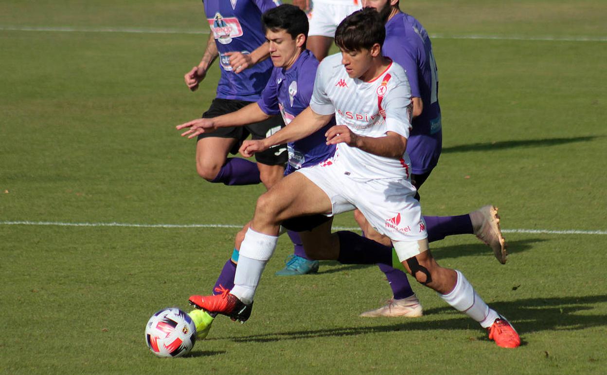 Un lance de un partido de esta temporada de La Bañeza.