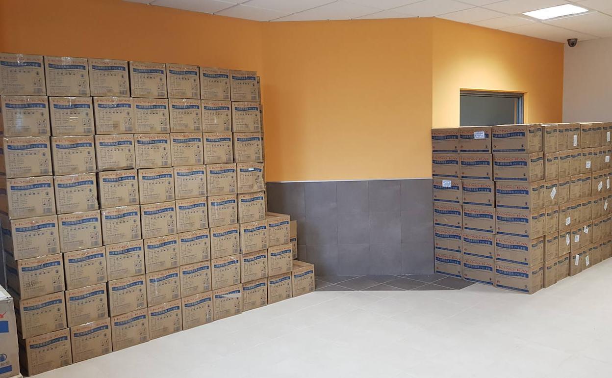 Cajas de material sanitario destinado a residencias de la provincia.