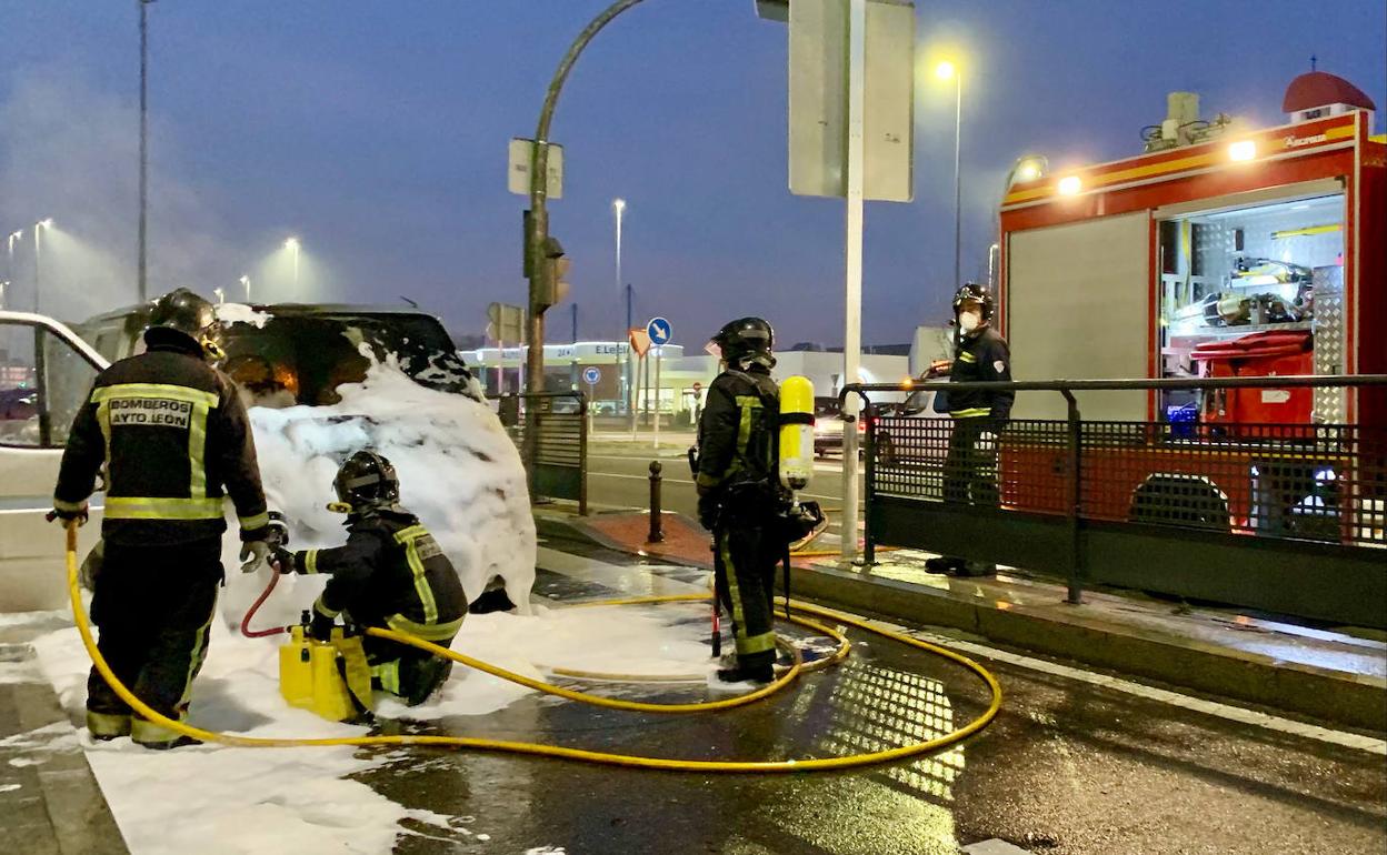 Incendio de una furgoneta en León capital e intervención de los bomberos para sofocarlo.