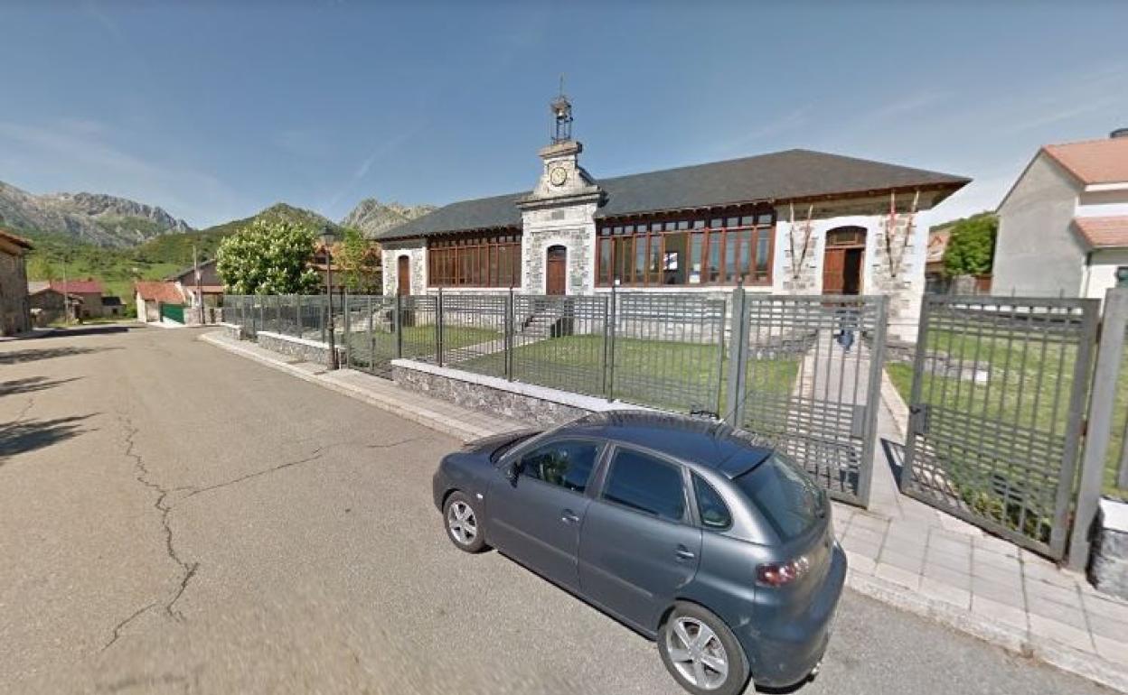 Imagen del ayuntamiento de la localidad de Burón.