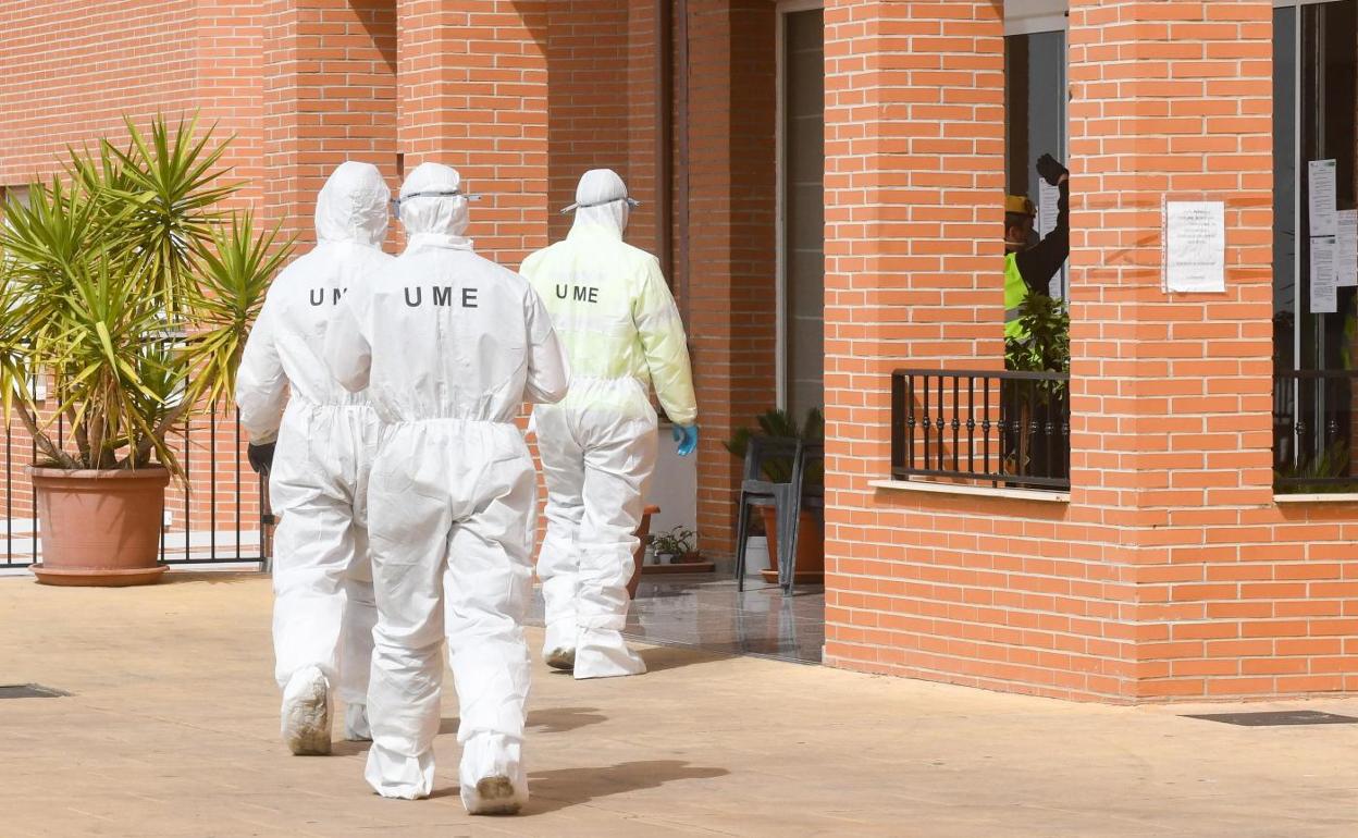 La Ume desinfecta una residencia de ancianos. 