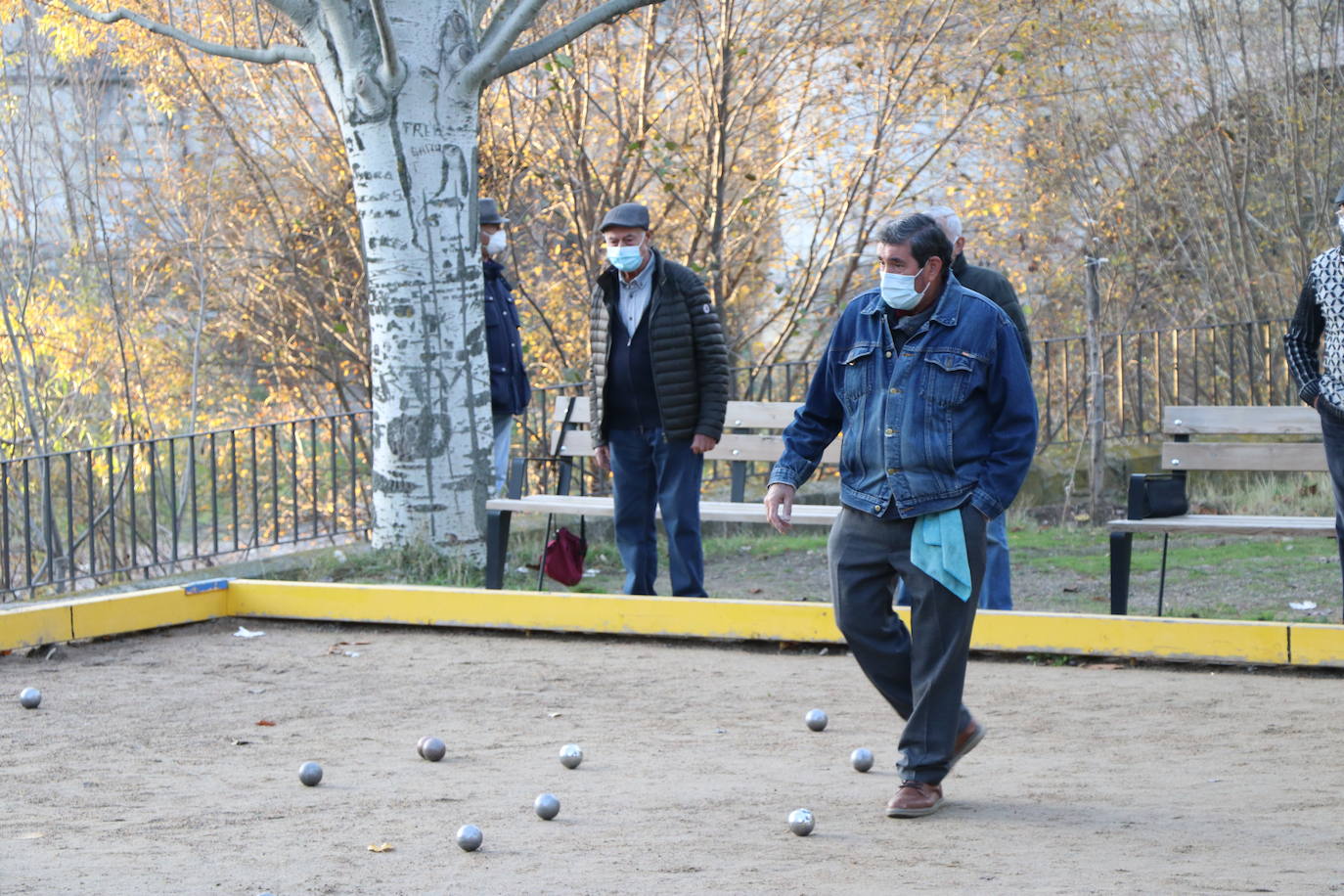 Sin poder jugar la partida ni a otros juegos populares como los bolos, este deporte tradicional se ha podido adaptar al coronavirus y cada tarde reúne a decenas de personas entre jugadores y espectadores en la bolera de San Marcos 