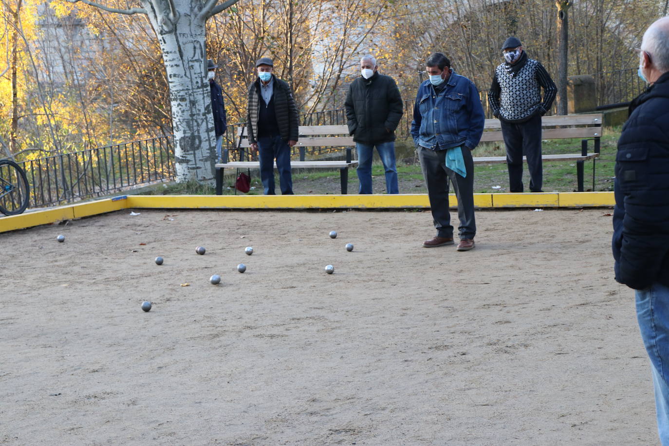 Sin poder jugar la partida ni a otros juegos populares como los bolos, este deporte tradicional se ha podido adaptar al coronavirus y cada tarde reúne a decenas de personas entre jugadores y espectadores en la bolera de San Marcos 