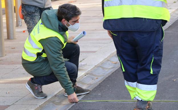 Galería. Los operarios trazan las rayas para pintar Ordoño.