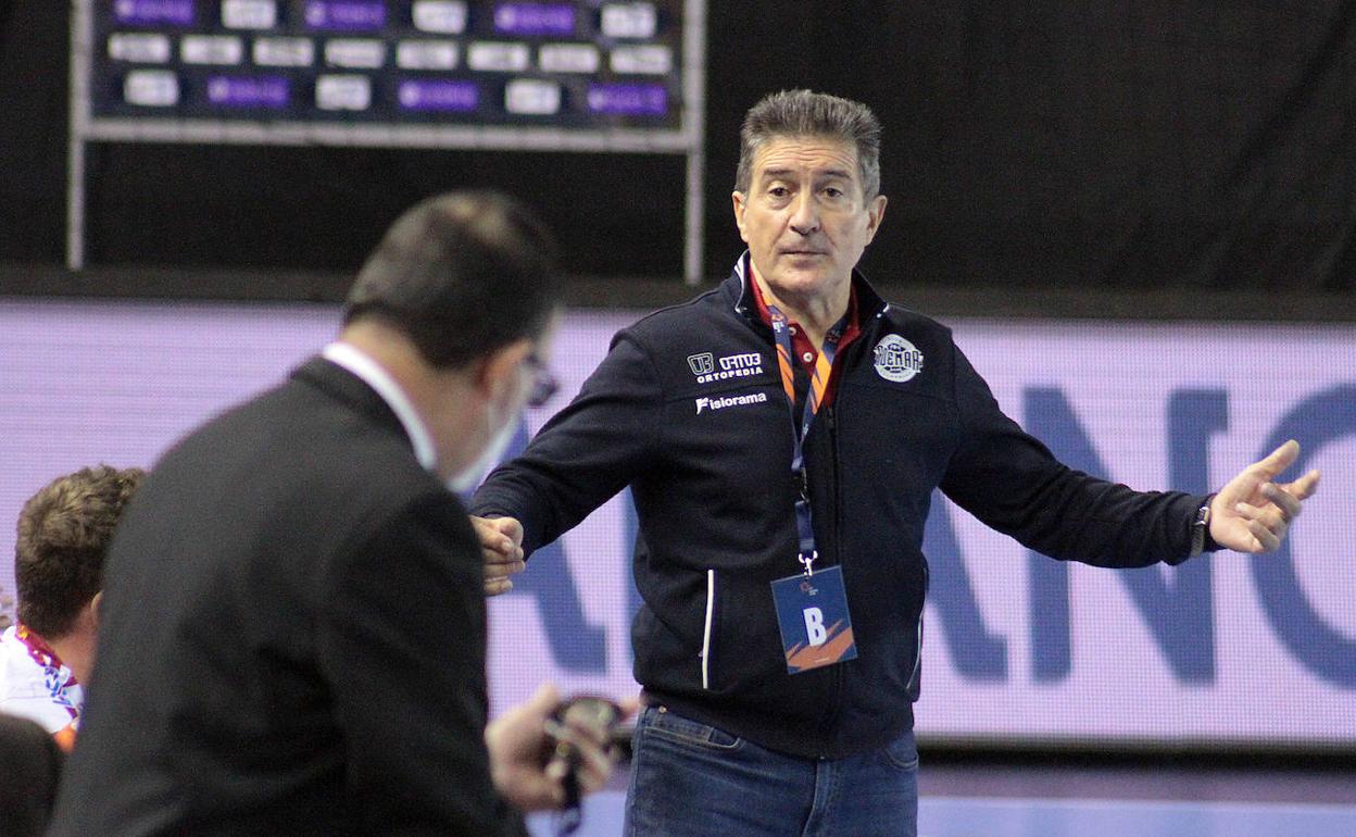 Manolo Cadenas, durante el partido ante el Metalurg.