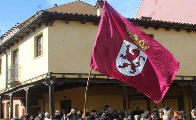 Una bandera de León en la Plaza del Grano. 