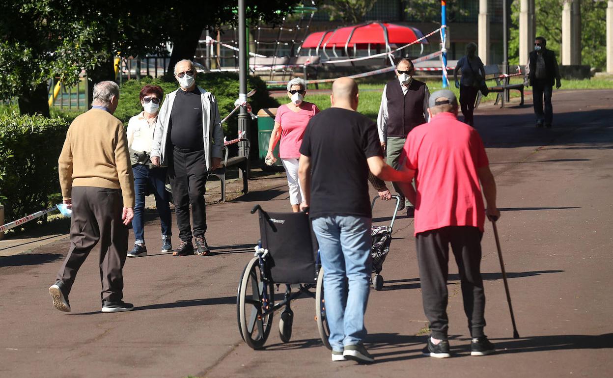 Mayores paseando por un parque de Bilbao 