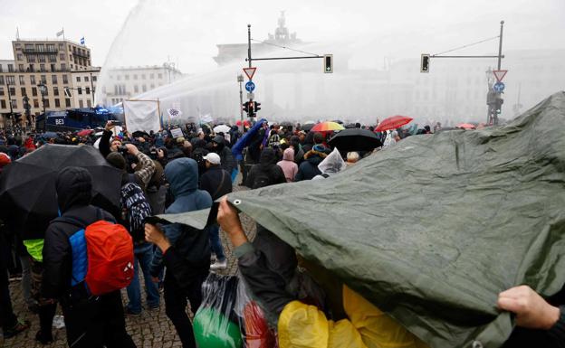 La Policía alemana intenta disolver la manifestación en Berlín. 