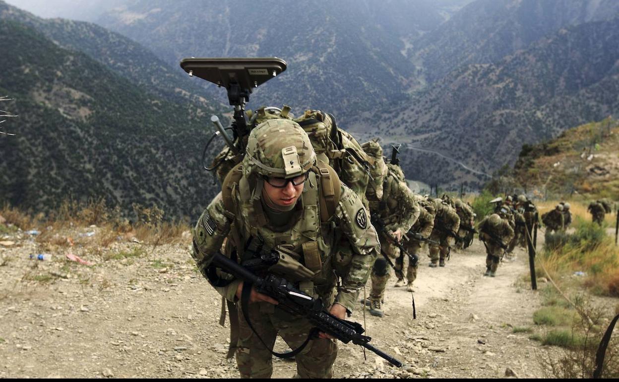 Soldados de la Compañía Alpha escalan a un puesto de observación desde la base de operaciones avanzada Bostick, en el este de Afganistán.