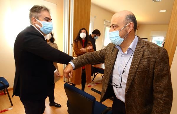 Quiroga y Barrio se saludan tras su llegada al acto.