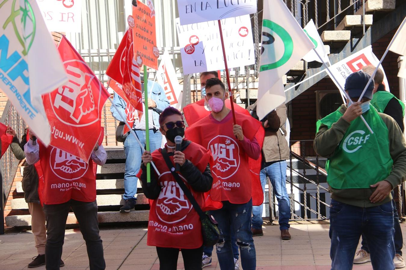 Concentración de docentes frente a la Delegación Provincial de Educación en León.
