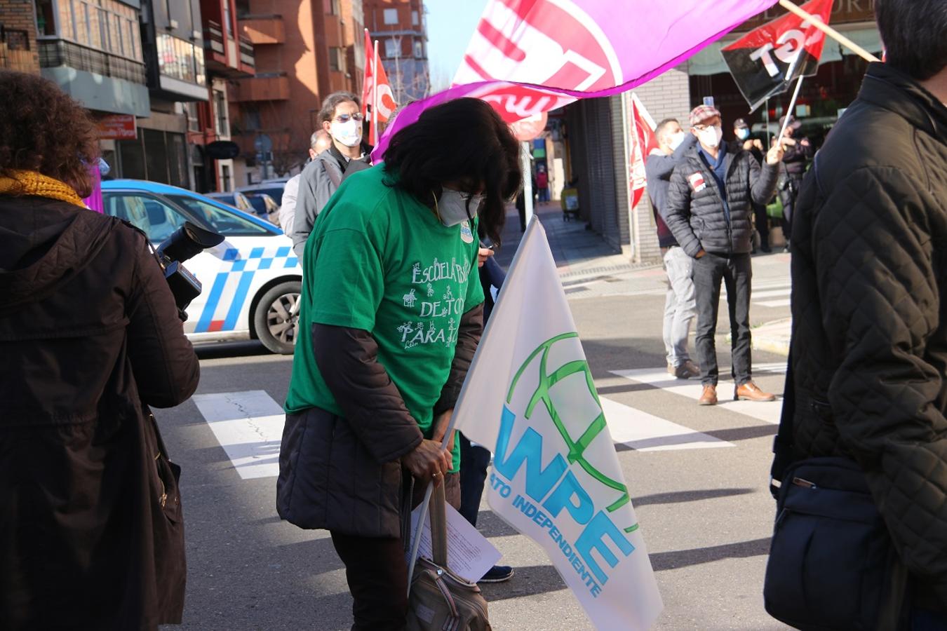 Concentración de docentes frente a la Delegación Provincial de Educación en León.