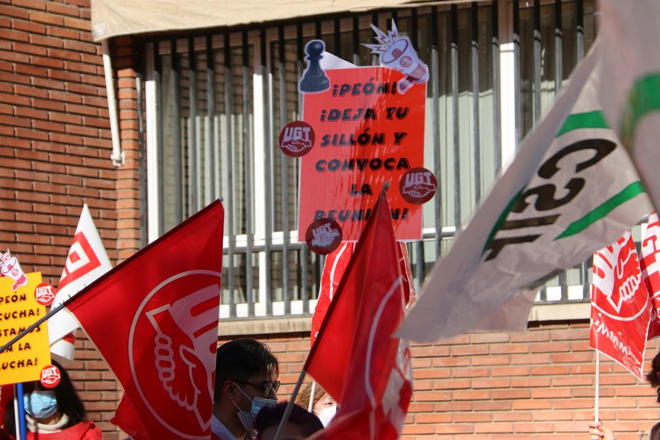 Concentración de docentes frente a la Delegación Provincial de Educación en León.