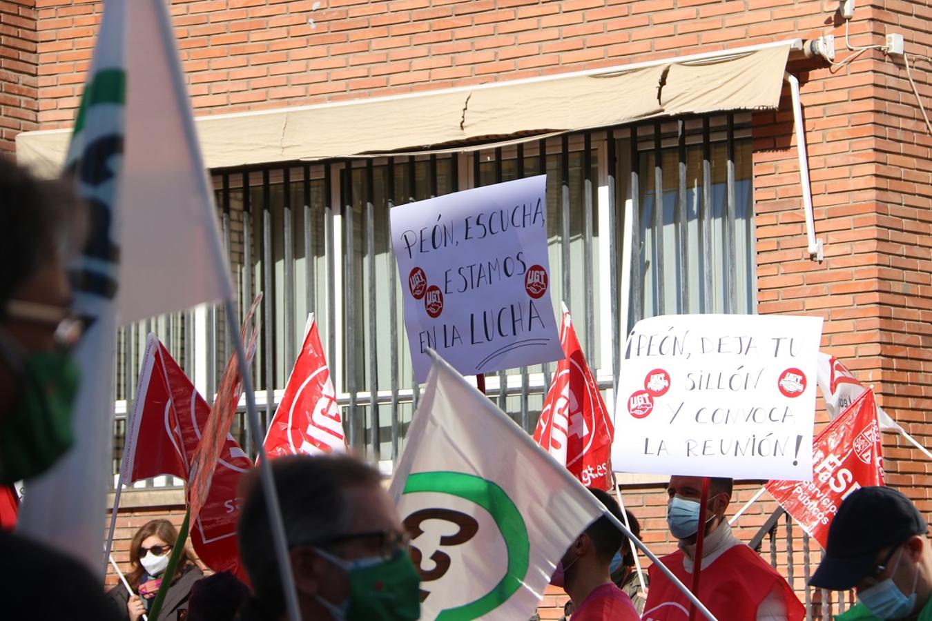 Concentración de docentes frente a la Delegación Provincial de Educación en León.