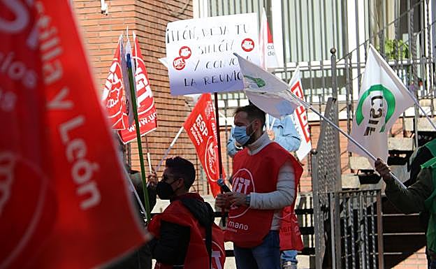 Galería. Concentración de docentes frente a la Delegación Provincial de Educación.