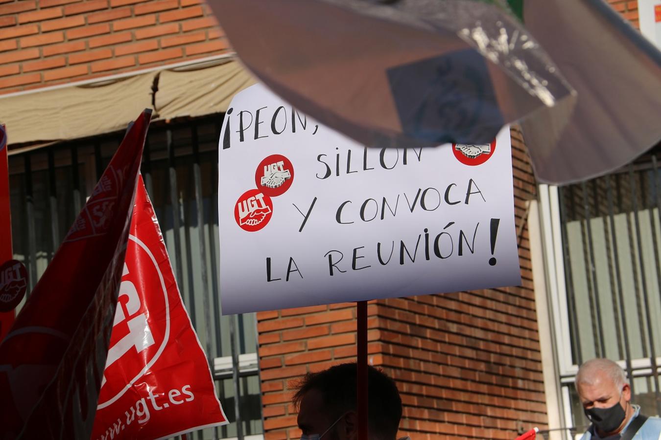 Concentración de docentes frente a la Delegación Provincial de Educación en León.