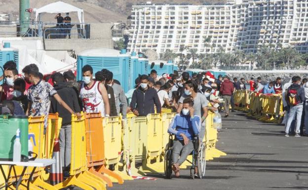 Marlaska viaja a Marruecos para buscar soluciones a la crisis migratoria