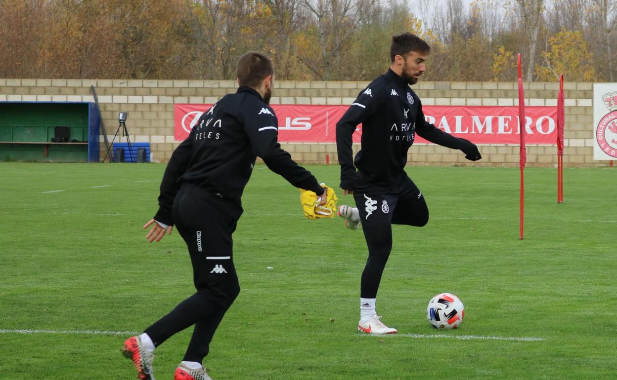 Sergio Marcos conduce el balón durante un entrenamiento del equipo.