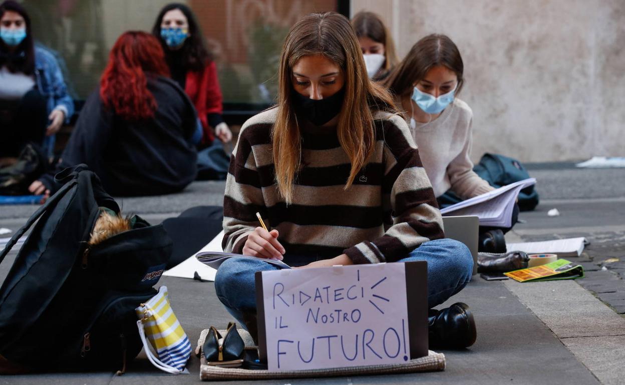 Reivindicación. Un grupo de adolescentes estudia al aire libre en una calle Roma para protestar contra el cierre de los colegios.