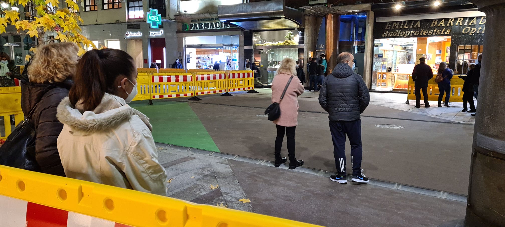 Los leoneses se lanzan por sorpresa a la conquista de Ordoño II y estrenan el nuevo vial peatonal. Decenas de personas 'conquistan' el centro de la calzada pese a que el diseño urbano y peatonal del mismo aún no se encuentra finalizado. 