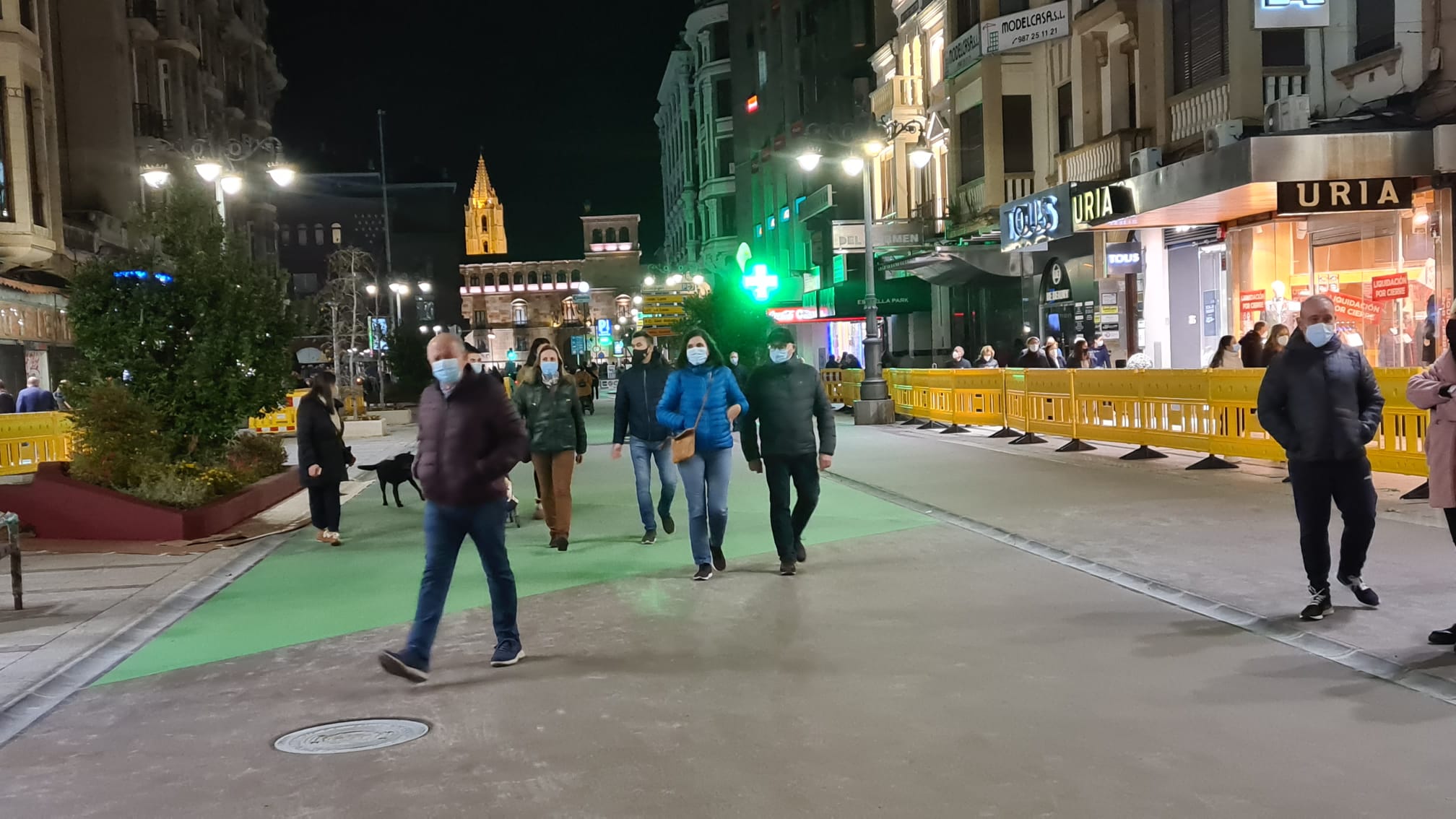 Los leoneses se lanzan por sorpresa a la conquista de Ordoño II y estrenan el nuevo vial peatonal. Decenas de personas 'conquistan' el centro de la calzada pese a que el diseño urbano y peatonal del mismo aún no se encuentra finalizado. 