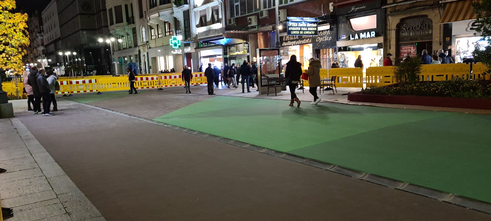 Los leoneses se lanzan por sorpresa a la conquista de Ordoño II y estrenan el nuevo vial peatonal. Decenas de personas 'conquistan' el centro de la calzada pese a que el diseño urbano y peatonal del mismo aún no se encuentra finalizado. 