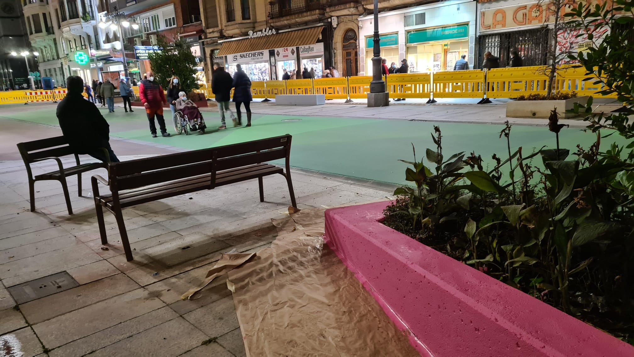 Los leoneses se lanzan por sorpresa a la conquista de Ordoño II y estrenan el nuevo vial peatonal. Decenas de personas 'conquistan' el centro de la calzada pese a que el diseño urbano y peatonal del mismo aún no se encuentra finalizado. 