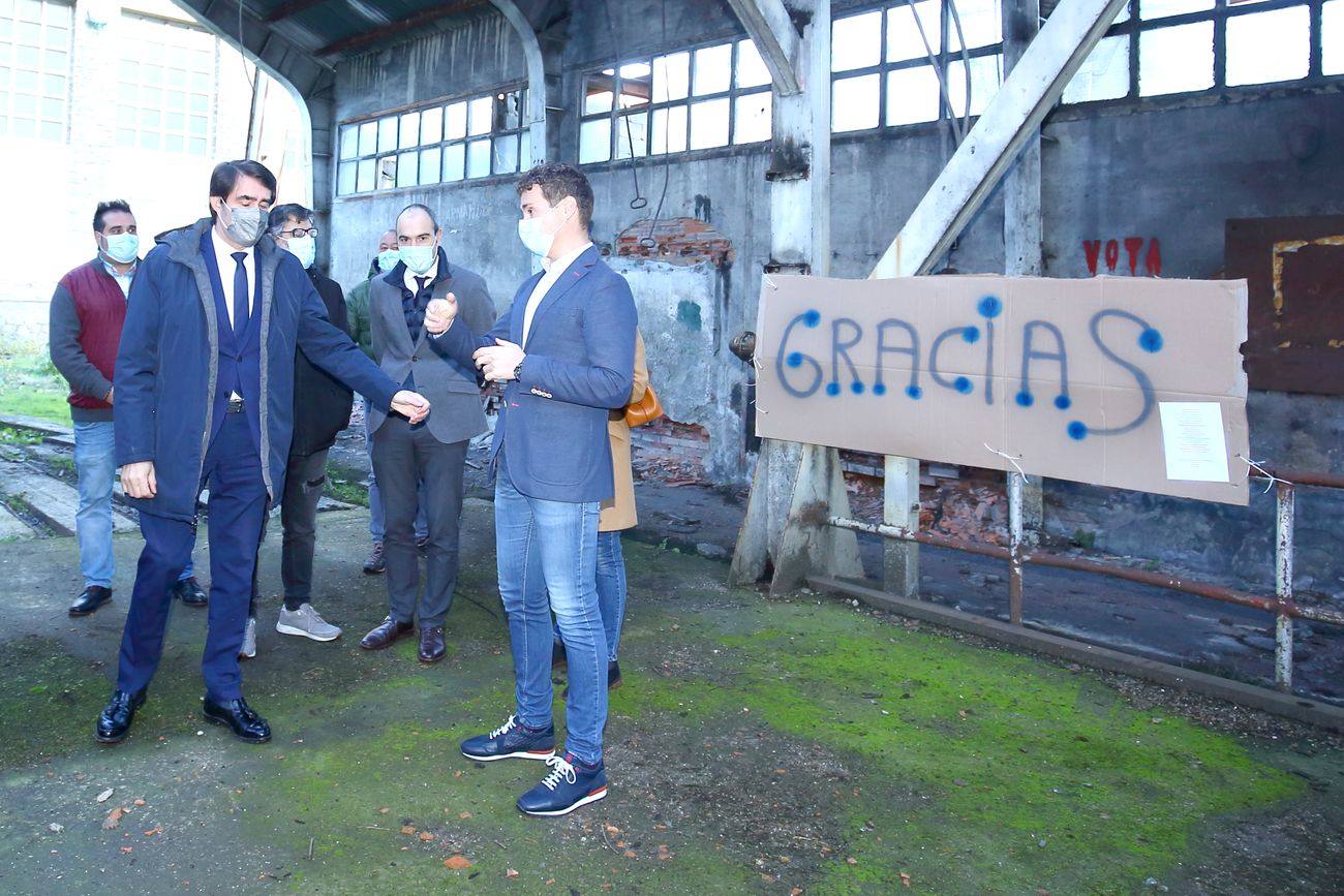 El consejero de Fomento y Medio Ambiente, Juan Carlos Suárez Quiñones, junto al alcalde de Villablino (León), Mario Rivas (D), durante la visita al pozo María en Caboalles de Abajo. 